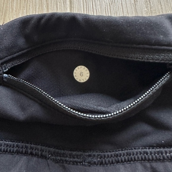 lululemon Speed Up Low-Rise Lined Short 2.5" | Size: 6 - Picture 3 of 6